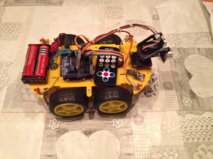 Gele auto robot